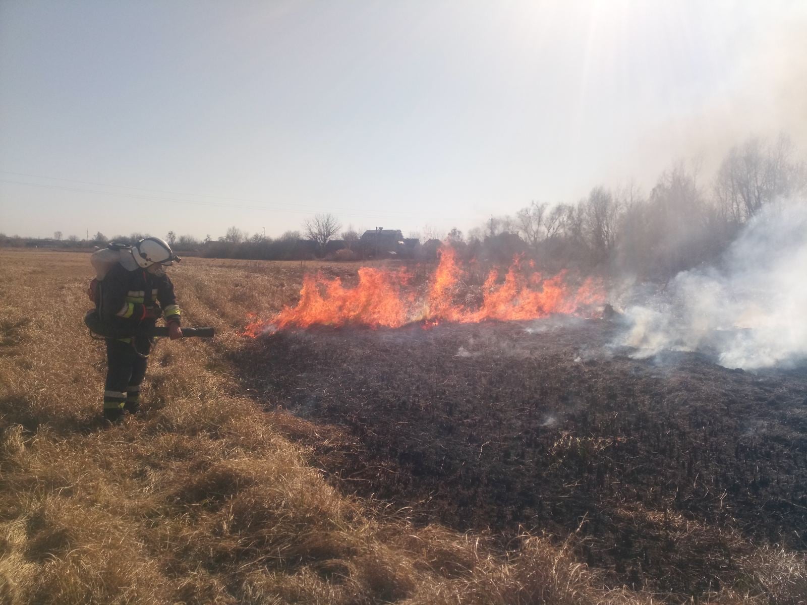 Рятувальники застерігають жителів області від спалювання сухої трави