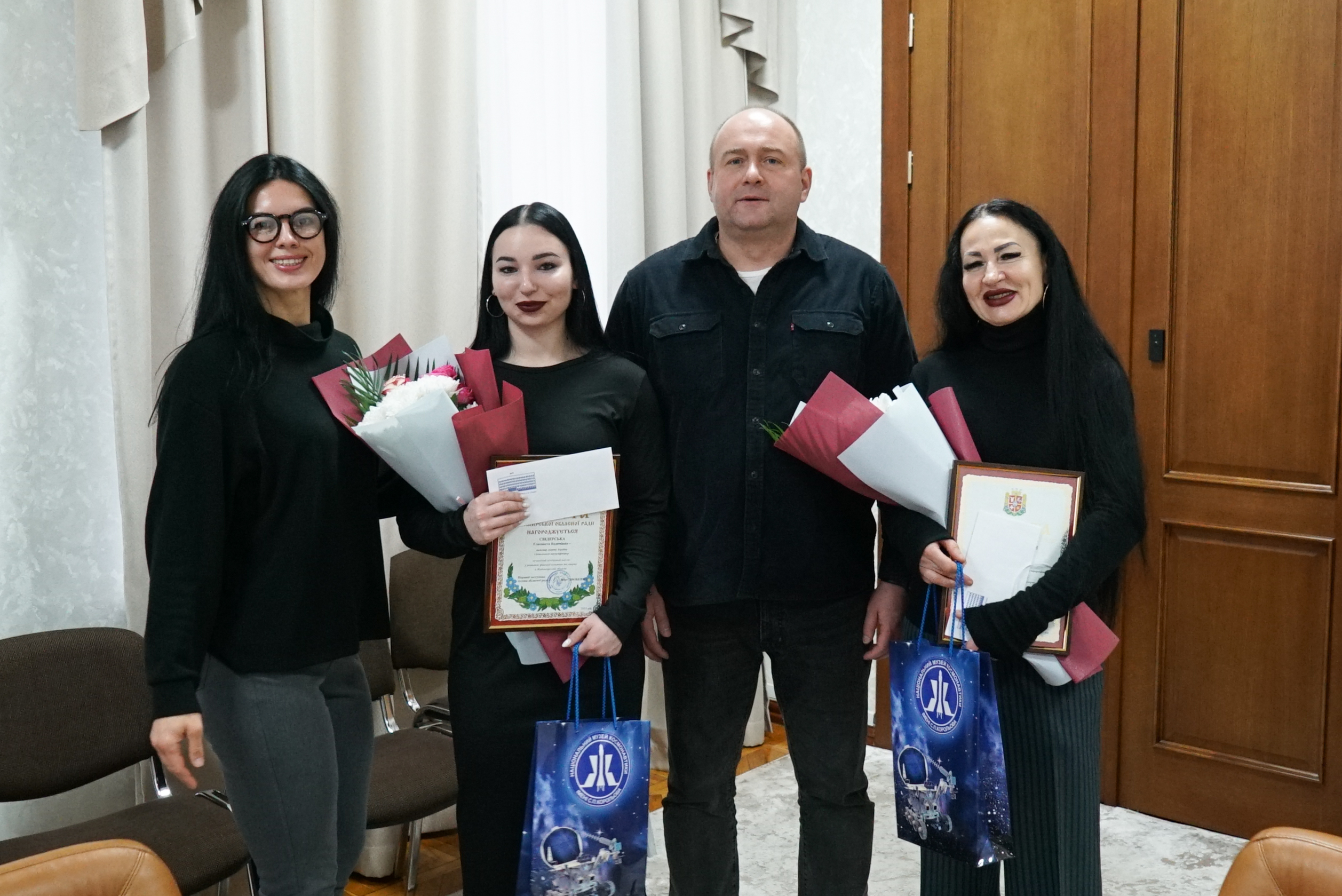 Олег Дзюбенко вручив відзнаки Житомирської обласної ради спортсменкам з пауерліфтингу