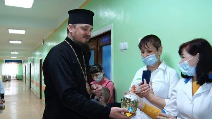 Голова обласної ради відвідав лікарні та привітав з Великоднем лікарів та пацієнтів